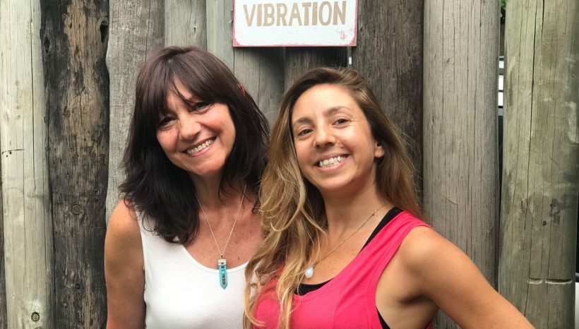 Madre e hija encontraron en el yoga una fórmula para salir adelante